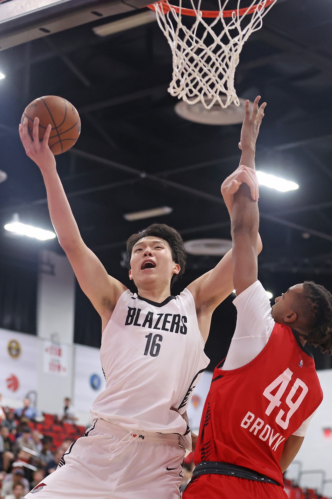 段冉：楊瀚森一上場(chǎng)開(kāi)拓者進(jìn)攻肉眼可見(jiàn)地流暢 他調整能力足夠強