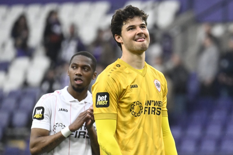 英媒：曼聯(lián)正加緊推進(jìn)安特衛普門(mén)將森納-拉門(mén)斯的轉會(huì )