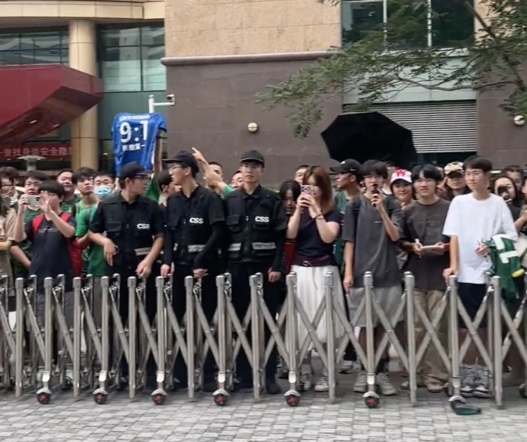 這人氣！國安隊的出發(fā)酒店門(mén)口 ，近百名球迷等待球隊前往工體