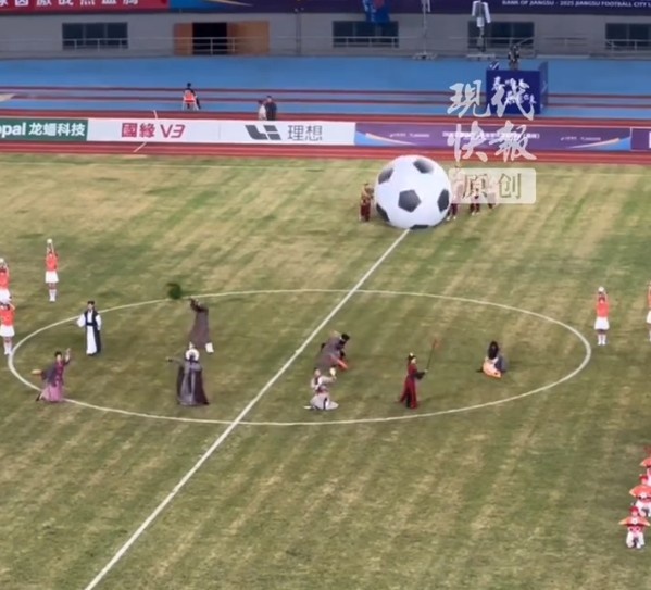 蘇超中場(chǎng)表演致敬水滸文化：梁山108將熱情登場(chǎng)，武松認真打虎