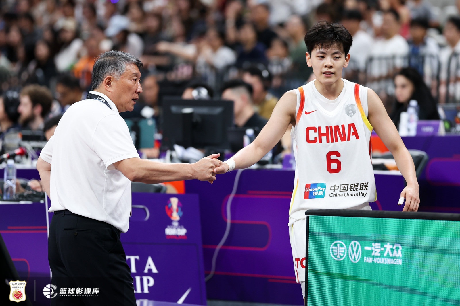 媒體人：賽前中國女籃姑娘沒(méi)有笑容 大家要調整心態(tài)&繼續相信自己