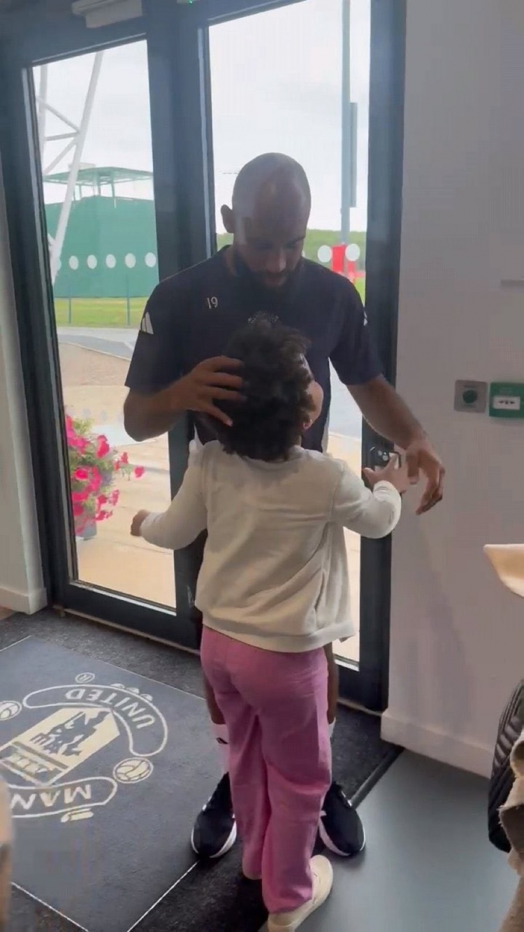 官宣在即！曼聯(lián)球迷號：姆貝莫已經(jīng)穿上印有19號的曼聯(lián)訓練服