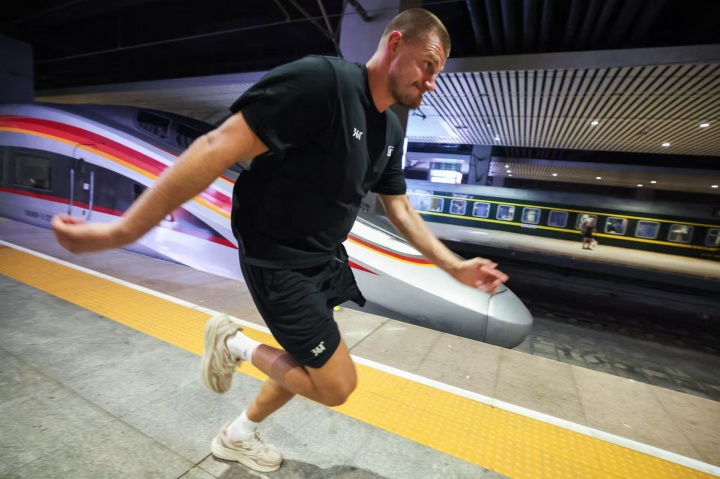 ??節目效果滿(mǎn)分??！約基奇中國行整活之與中國高鐵賽跑！