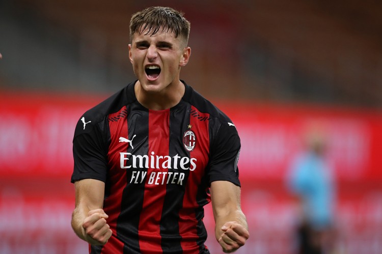 斯基拉：熱那亞領(lǐng)跑米蘭前鋒科隆博爭奪戰，預計本周直接談判