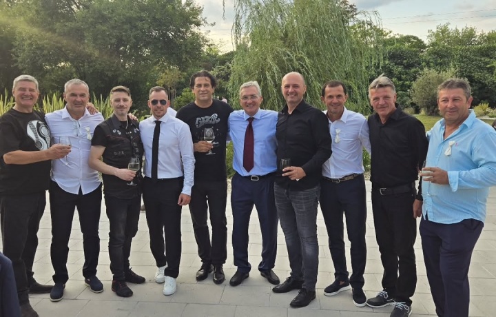 71歲前國足主帥伊萬(wàn)出席朋友婚禮：合影C位容光煥發(fā)！