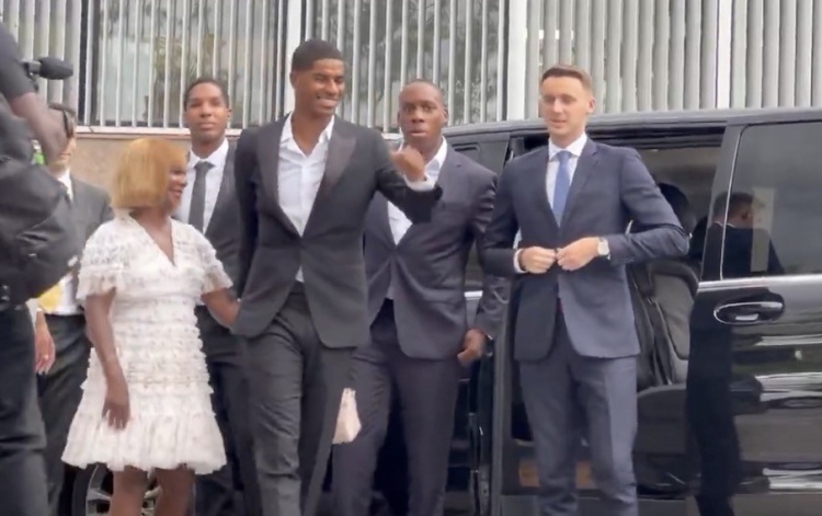 見(jiàn)證簽約！現場(chǎng)約有200名巴薩球迷等待拉什福德作為新援亮相