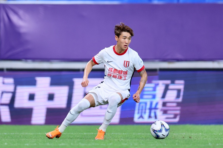 足球報評蓉城贏(yíng)球：一周來(lái)處于輿論風(fēng)暴中，蓉城和韋世豪都穩住了