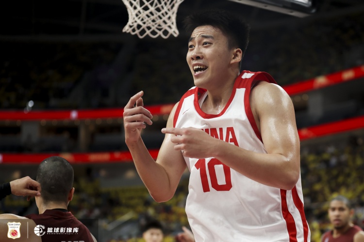 可圈可點(diǎn)！20歲王俊杰17分鐘7中3拿到8分4板 三分4中2