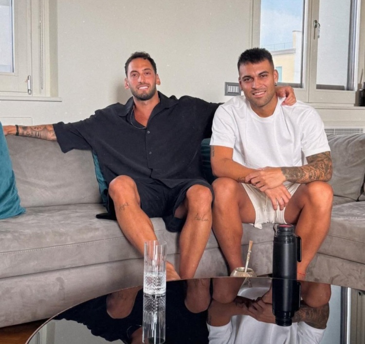 一笑泯恩仇！羅馬諾：恰爾汗奧盧確認將留隊，和勞塔羅溝通后合影