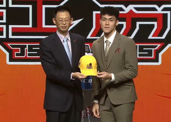 ??探花水不了？2025CBA選秀大會(huì )：江蘇用探花簽選中龐崢麟