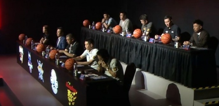 ??聊啥呢？廣東男籃代表在CBA選秀大會(huì )現場(chǎng)悄悄地接了個(gè)電話(huà)