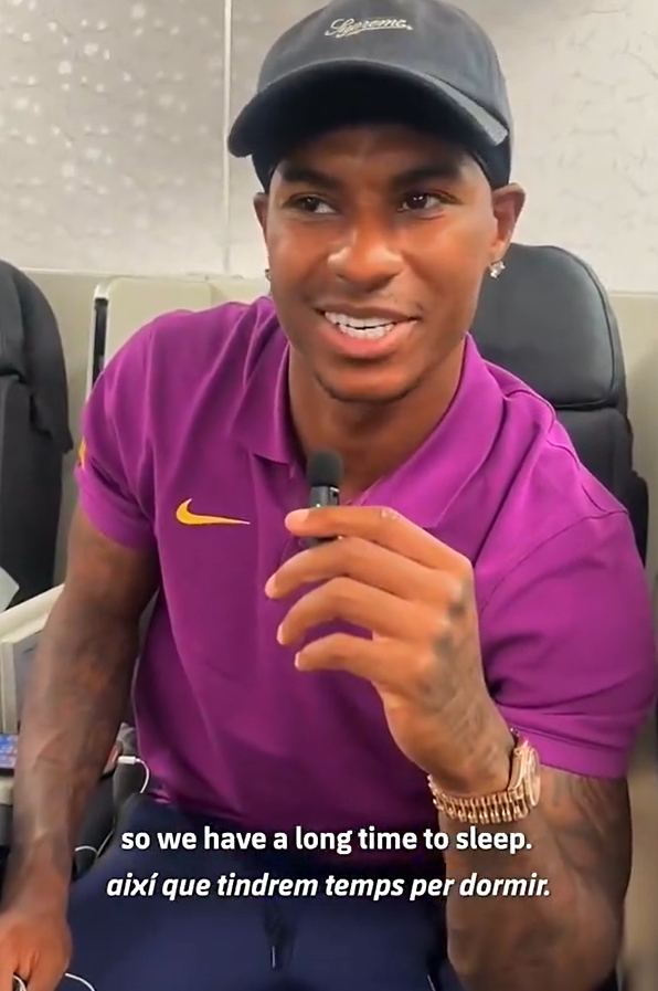 ??拉什福德想在飛機上看電影和睡覺(jué)，他希望鄰座孔德別打擾他