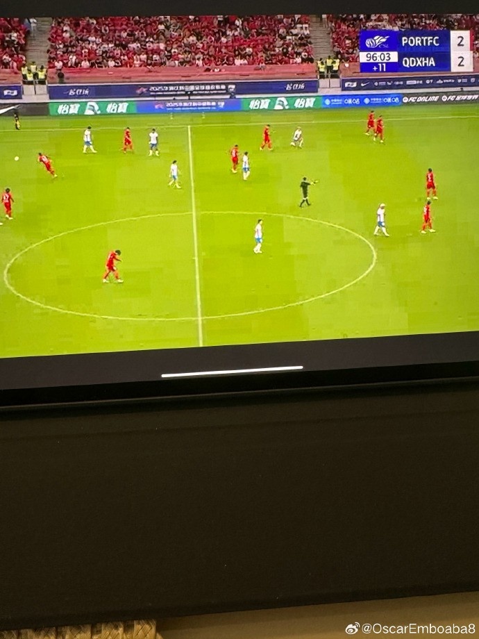 奧斯卡曬照觀(guān)看海港比賽：默默給我的兄弟們加油??