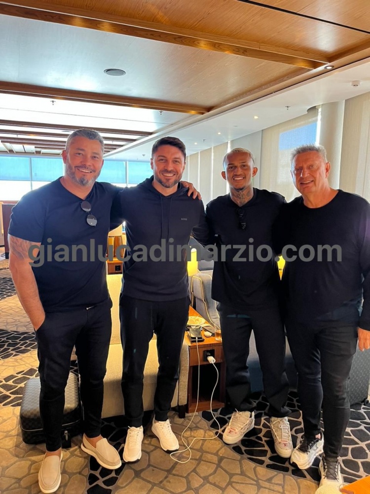 迪馬：韋斯利-法蘭卡已乘機離開(kāi)里約，將于周日上午抵達羅馬