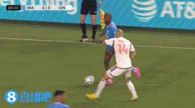 邁阿密球員傳中打在對方球員手上，裁判沒(méi)有表示