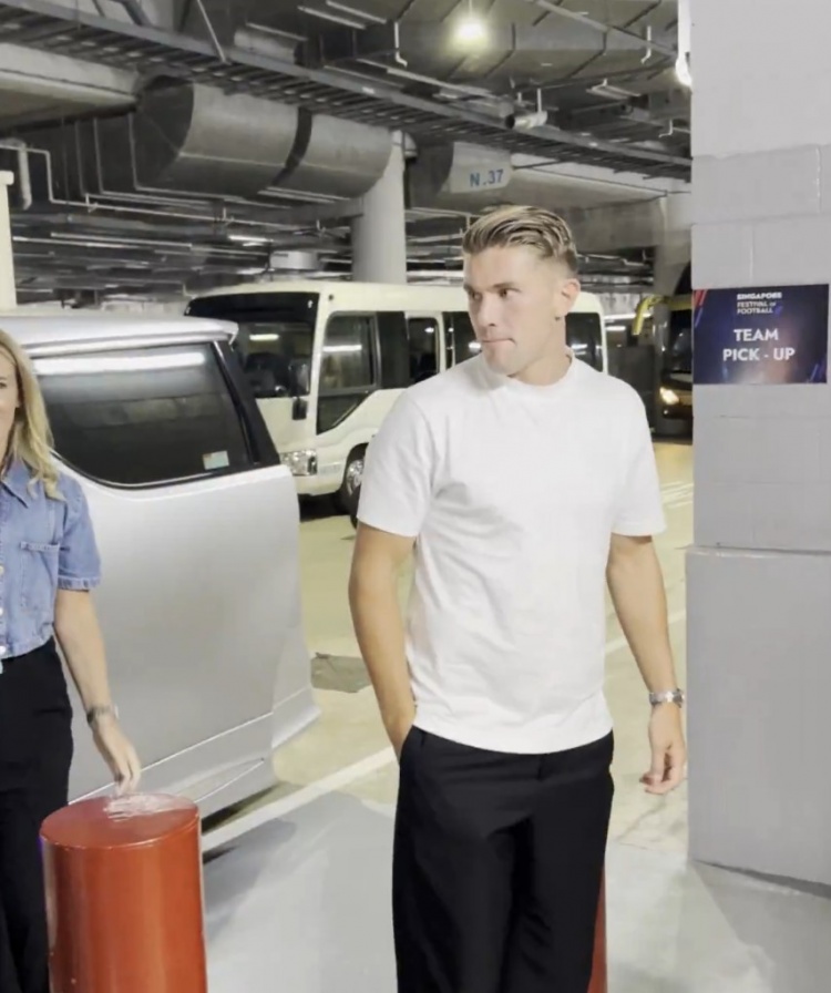 阿森納官方曬視頻：新援約克雷斯抵達新加坡，與一線(xiàn)隊會(huì )合