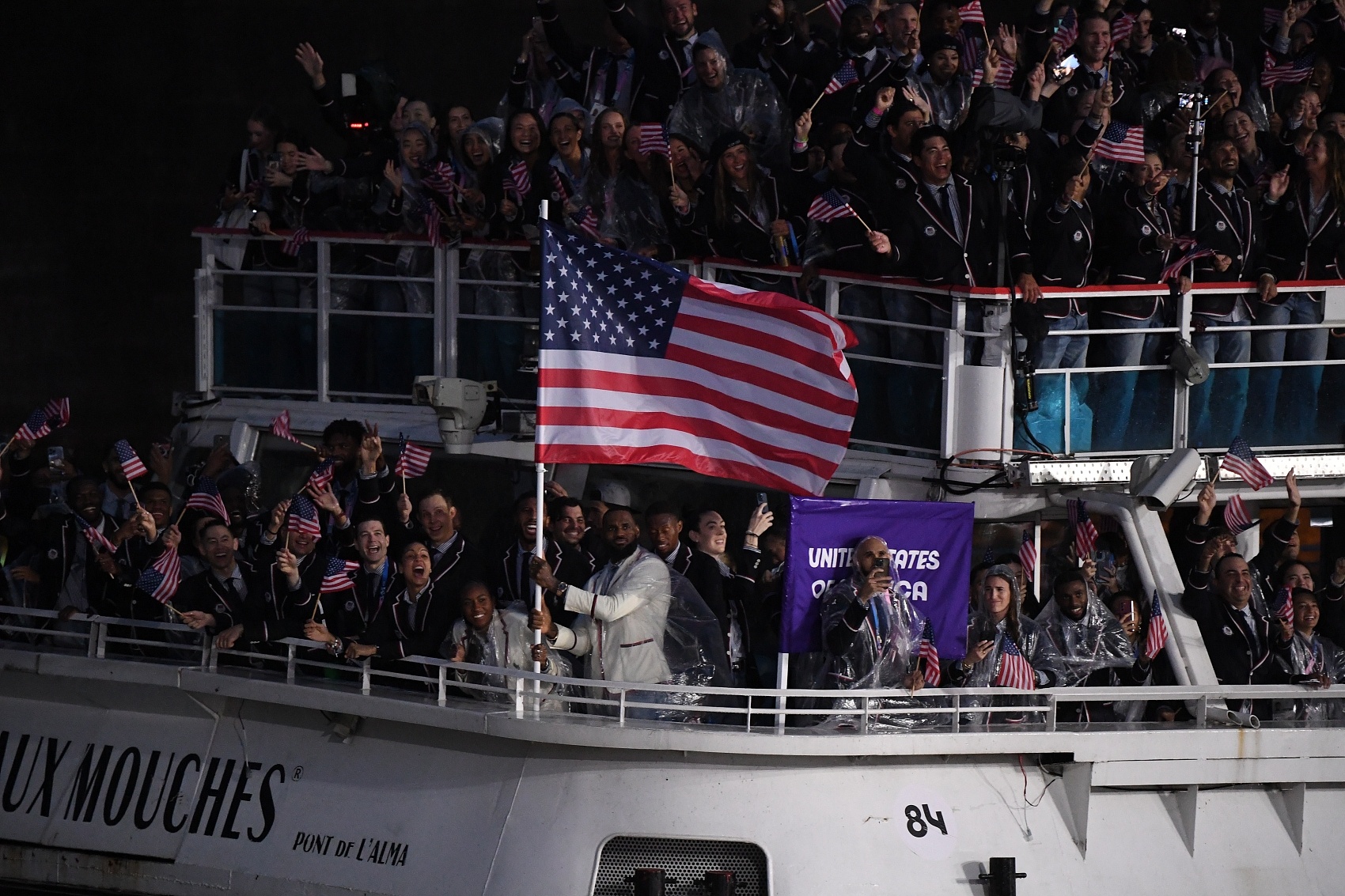 一年前的今天：詹姆斯在奧運會(huì )開(kāi)幕式上擔任美國歷史首位男籃旗手