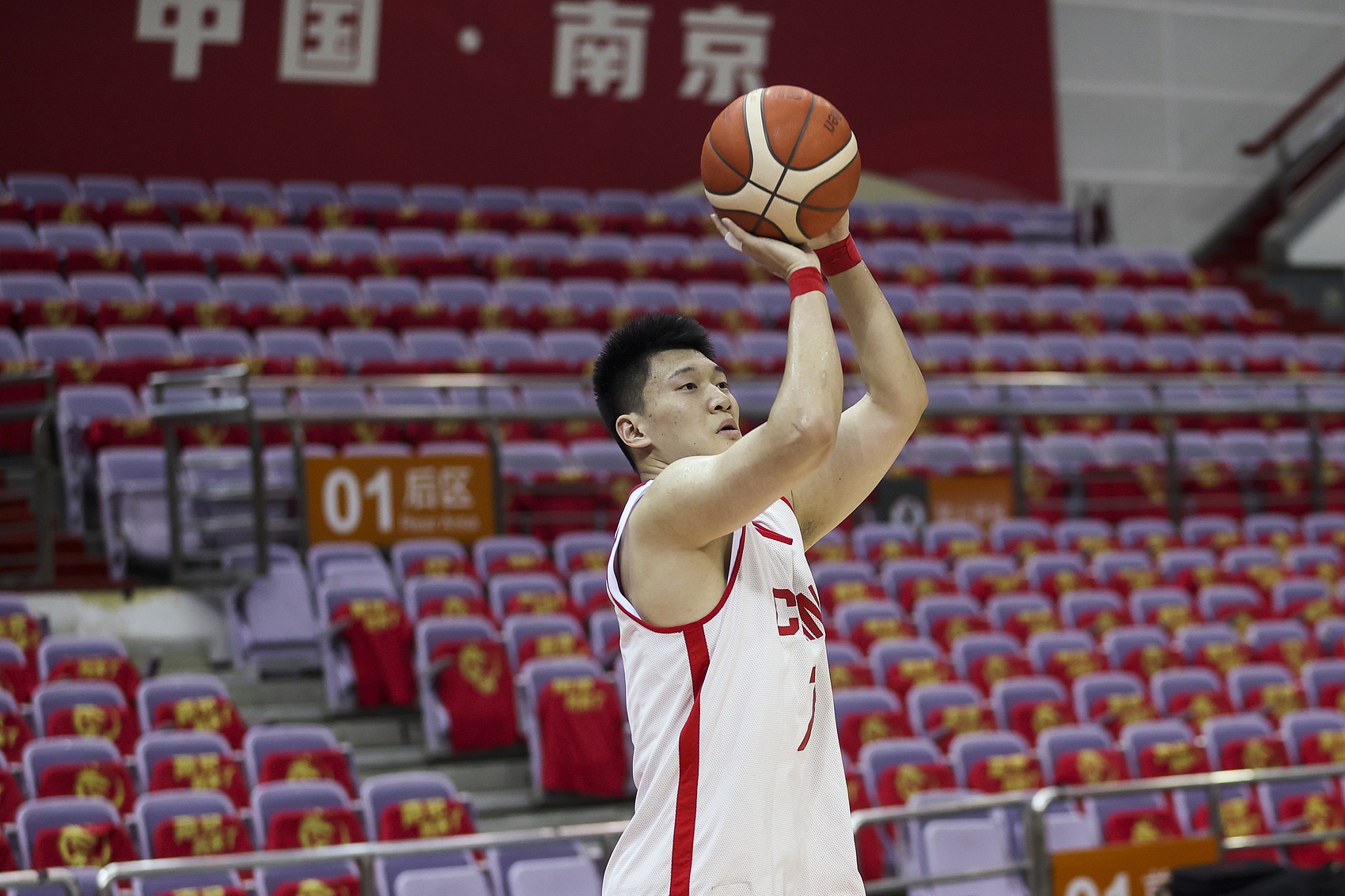 媒體人：雷蒙不占球權能拉開(kāi)空間&領(lǐng)防 中國男籃需要這樣的角色