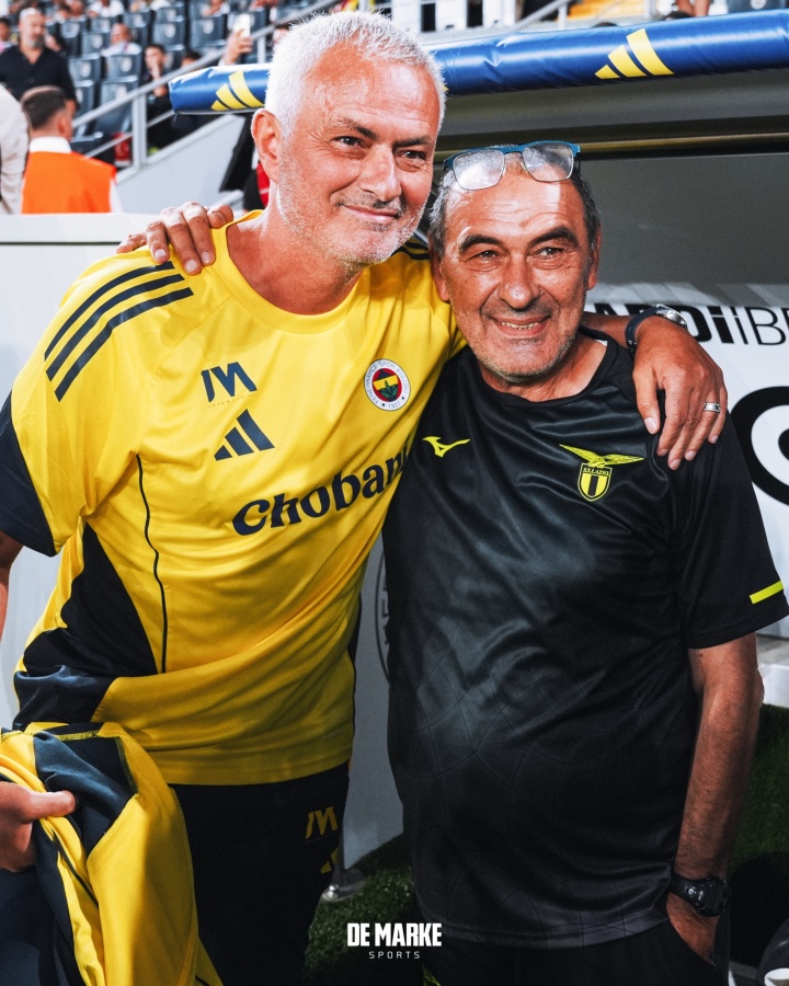 費內巴切友誼賽約戰拉齊奧，穆里尼奧與薩里在賽前開(kāi)心合影留念