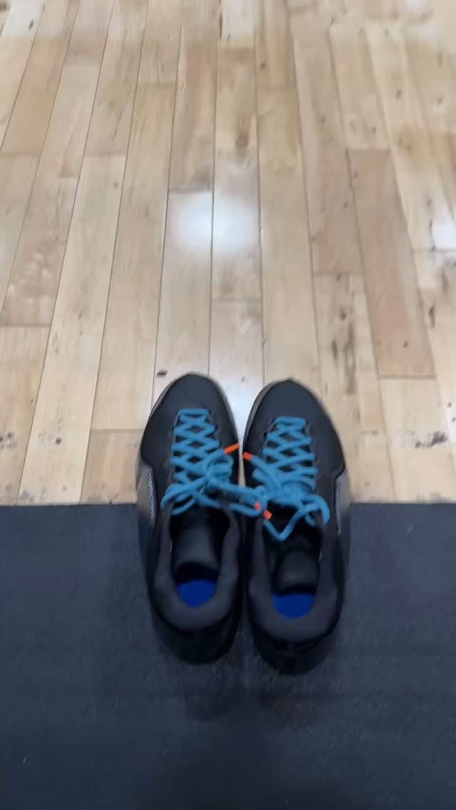 詹姆斯自拍凌晨開(kāi)車(chē)前往訓練館 曬出疑似詹23代戰靴??