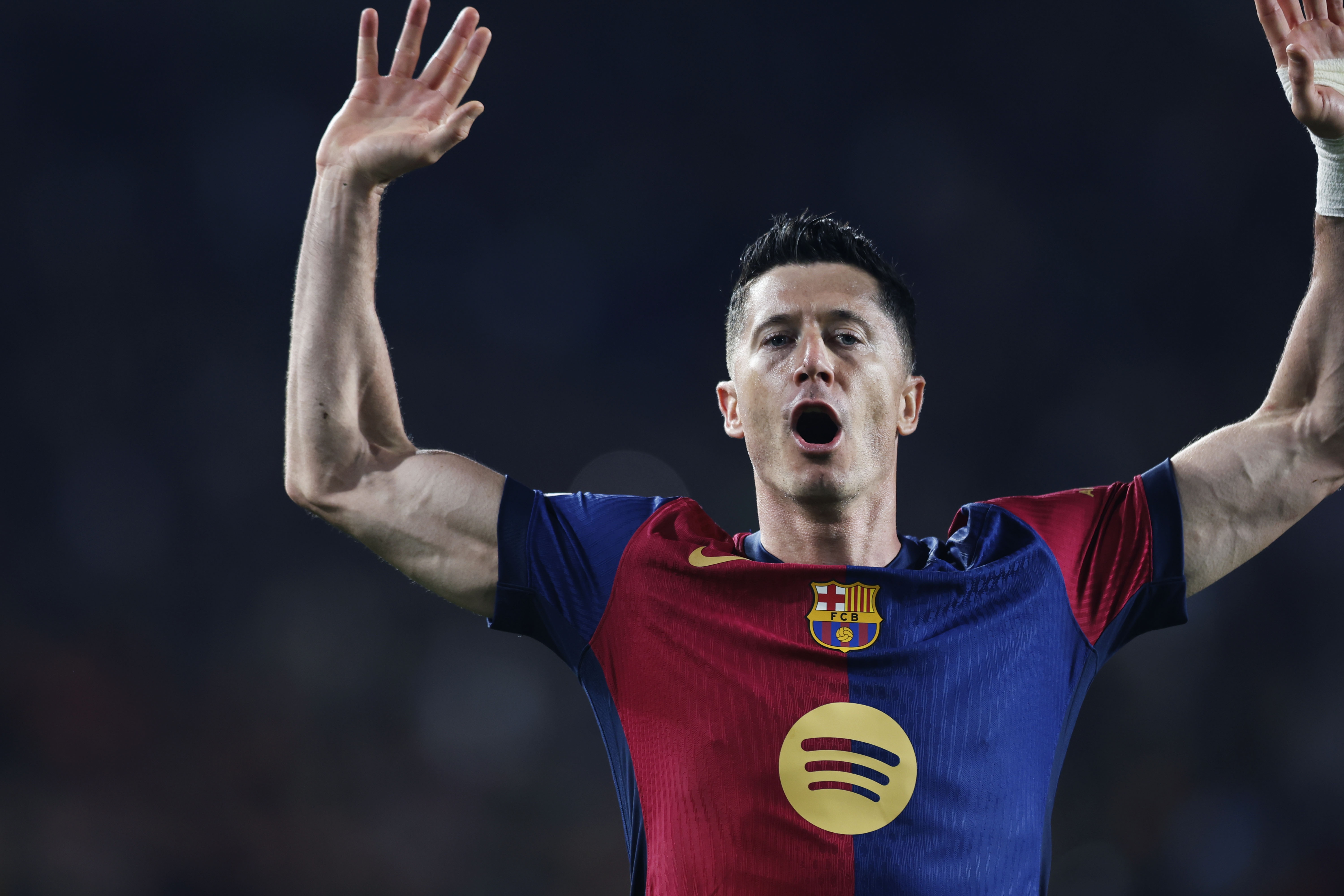 每體：萊萬(wàn)一心只想留巴薩&全神貫注于新賽季，他要沖擊所有冠軍