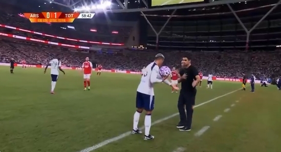 心里急！阿爾特塔賽中指揮太靠近邊線(xiàn)，波羅上前拉回塔帥甩手不滿(mǎn)