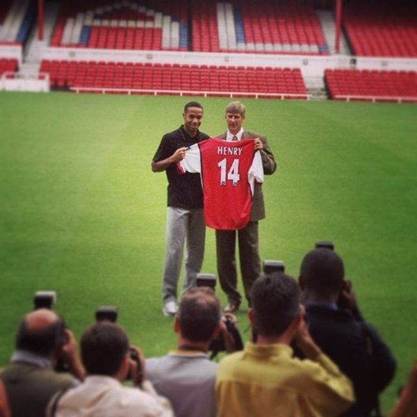 99年英超標王！亨利22歲時(shí)1610萬(wàn)加盟阿森納，奪2個(gè)英超&4個(gè)金靴