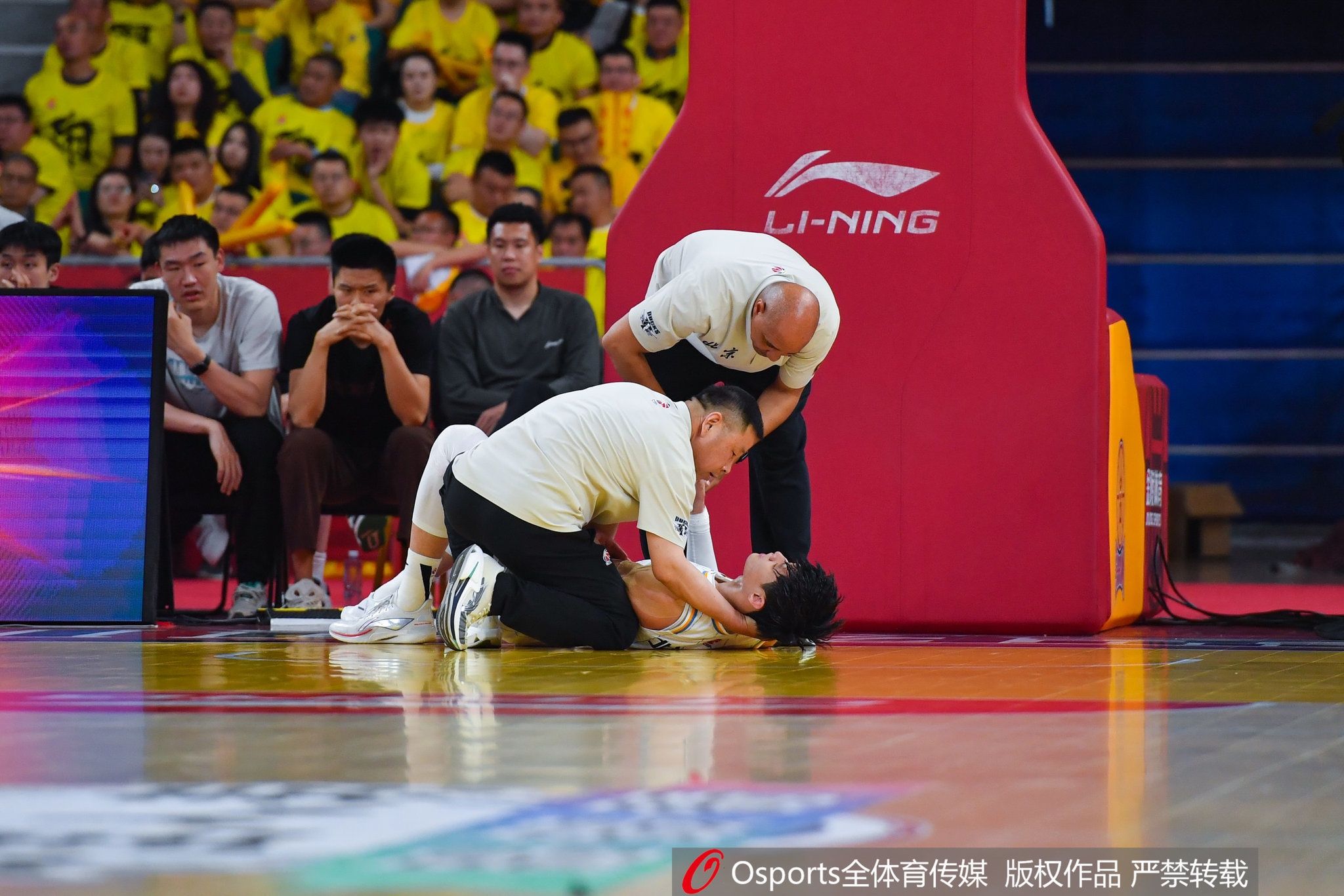 傷病難阻追夢(mèng)！上賽季CBA半決賽中曾凡博遭遇腰椎左側橫突骨折