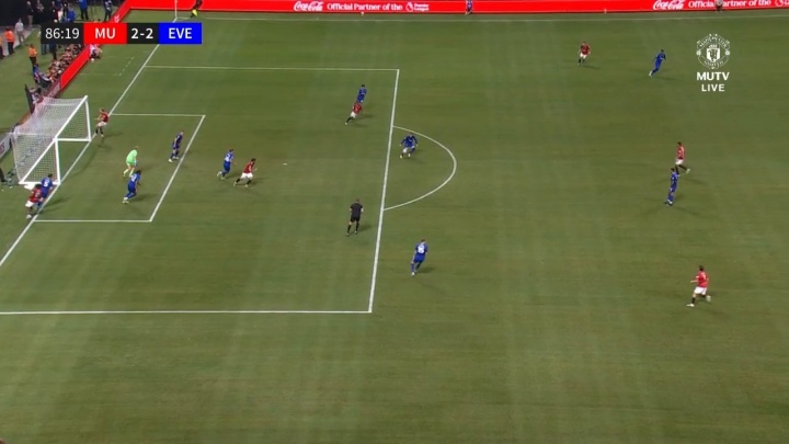 怒踢門(mén)柱+甩手大吼！霍伊倫空位多古沒(méi)傳球射失，前者盛怒很不滿(mǎn)