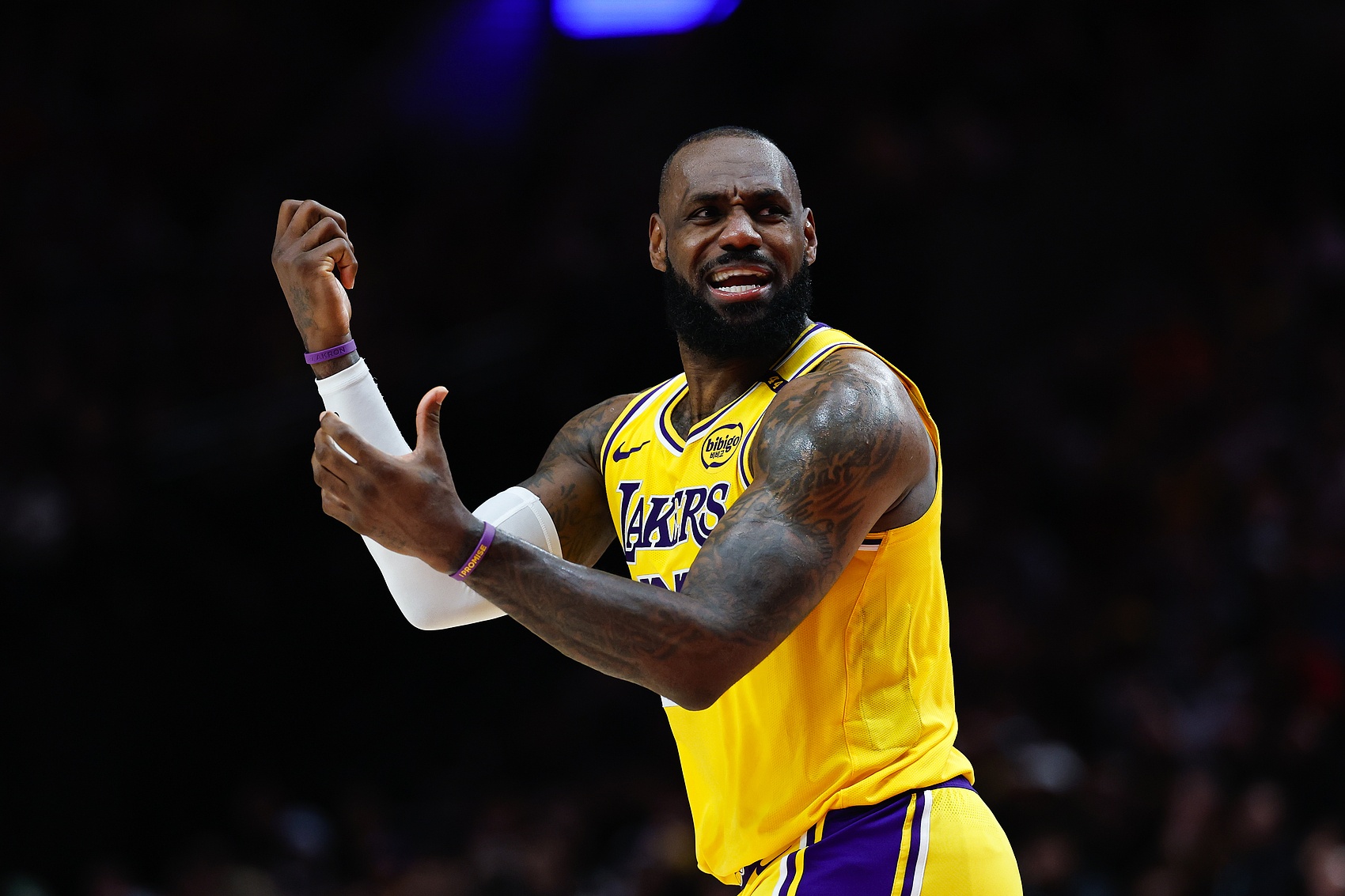 夸梅-布朗：詹姆斯向NBA宣戰了 這就是NBA把他捧成國王應得的下場(chǎng)