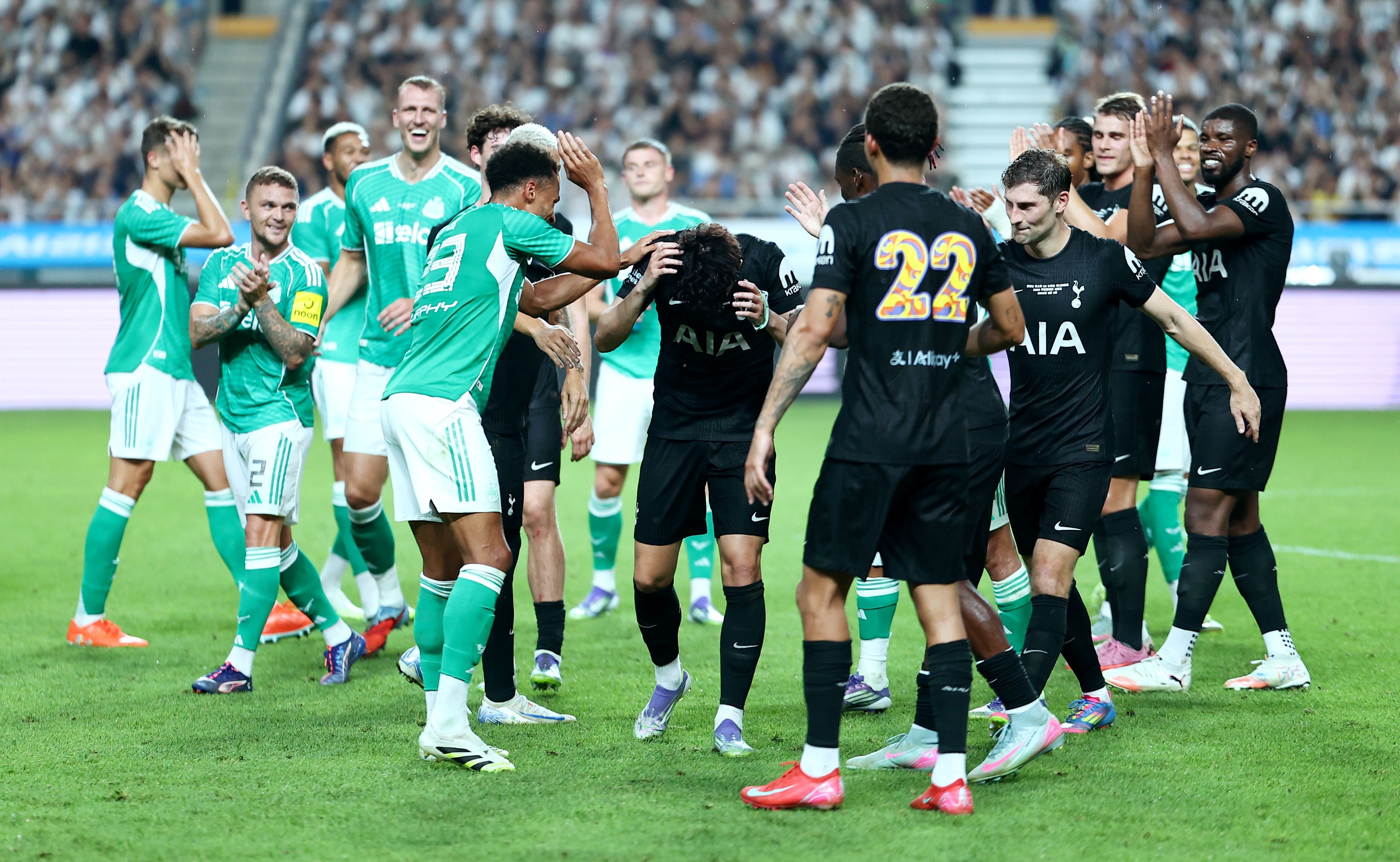 紐卡球員為孫興慜列隊！埃迪豪：事前沒(méi)商量過(guò)，都是球員們自發(fā)的