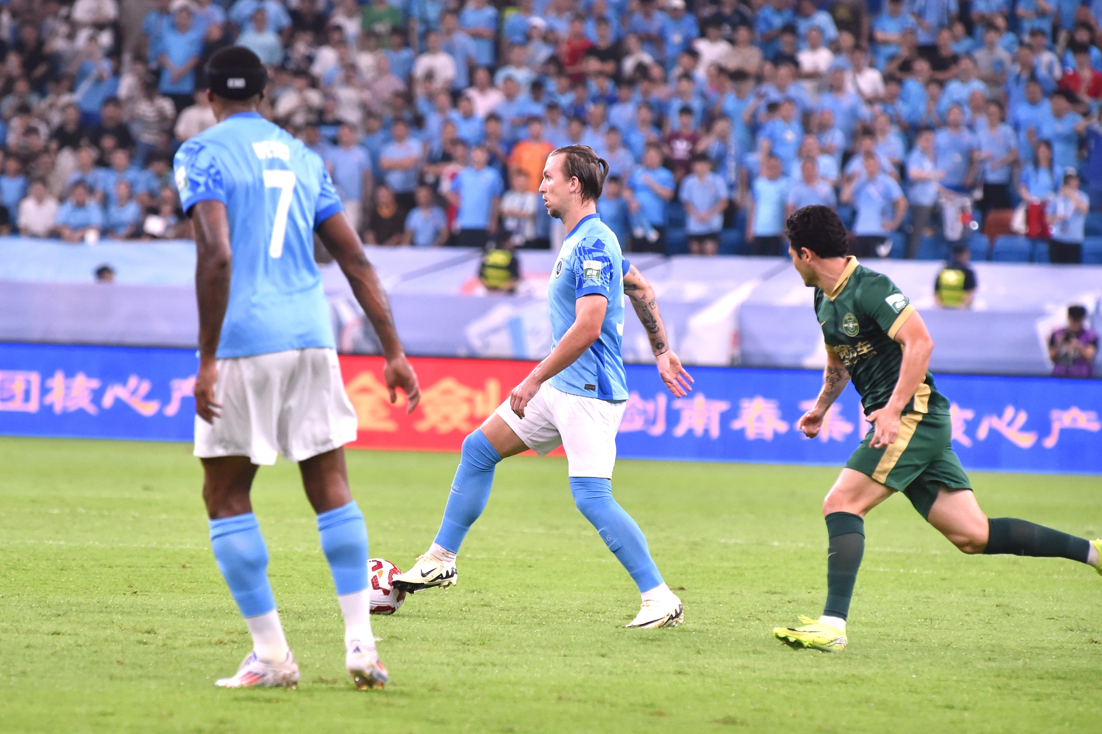 記者：深圳隊今天正常訓練卡爾采夫參加訓練，球隊明天兵發(fā)鄭州