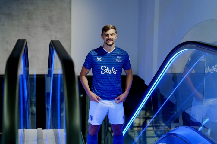 能買(mǎi)又能賣(mài)！切爾西2500萬(wàn)鎊賣(mài)霍爾，今夏賣(mài)8人收入超1.8億歐