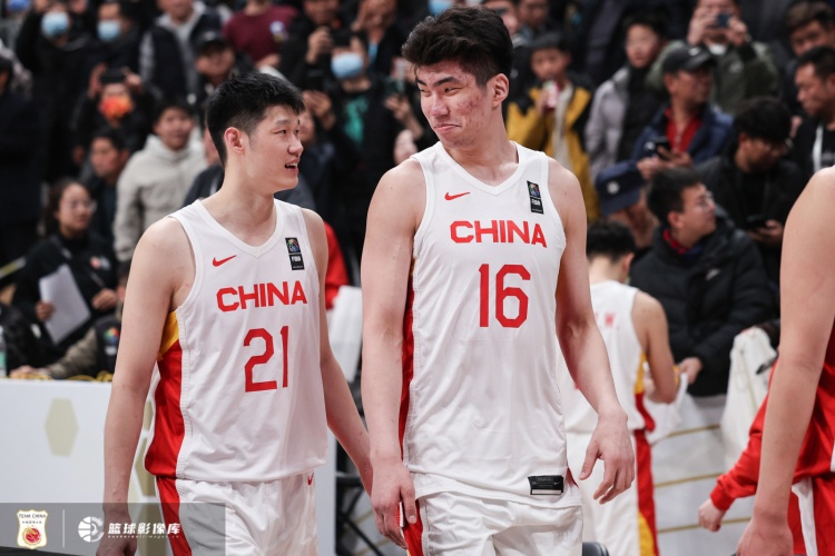 媒體人：胡金秋進(jìn)攻端真是太好使了 余嘉豪的犯規是個(gè)大問(wèn)題