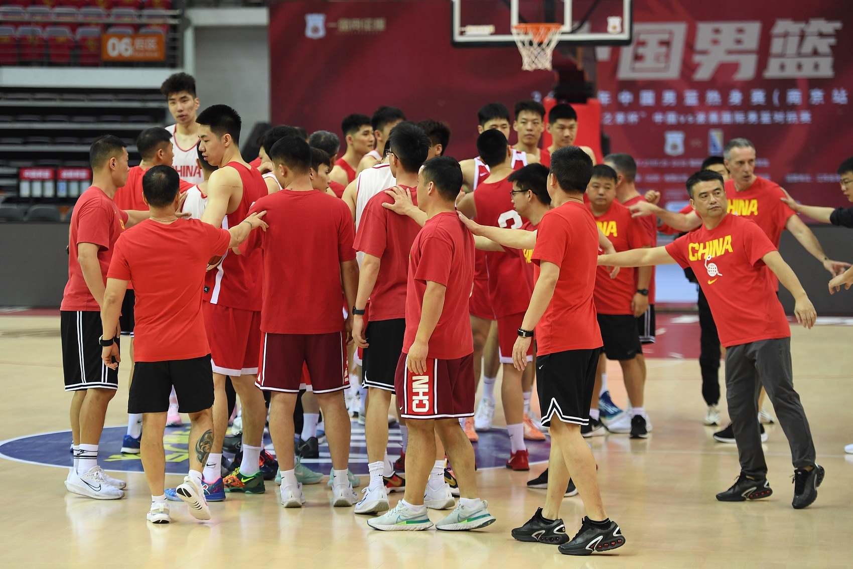 媒體人：中國隊頂住對手開(kāi)局侵襲奪回優(yōu)勢 要打好下半場(chǎng)開(kāi)個(gè)好頭