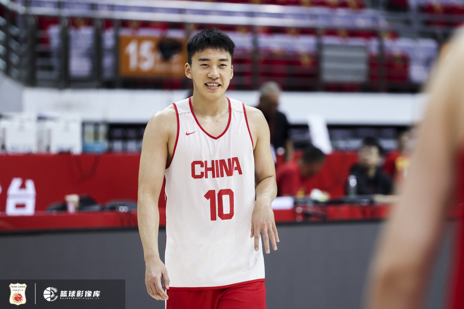 媒體人：中國隊上半場(chǎng)表現還算不錯 防守稍有松懈 王俊杰真是寶藏