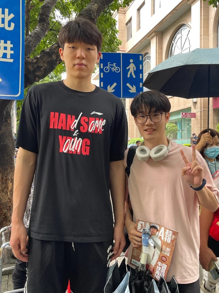 合影了~網(wǎng)友在廣東遇到楊瀚森：看到他我都呆住了 瀚森很平易近人