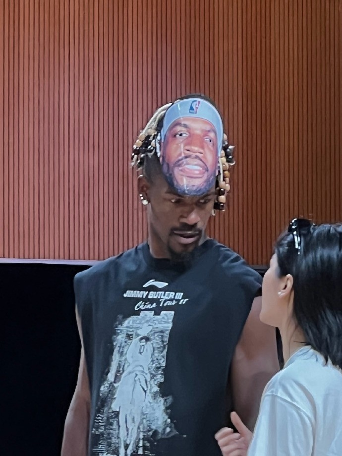 巴特勒出席活動(dòng)時(shí)戴著(zhù)希爾德面具?? 據說(shuō)從球迷手中要來(lái)的