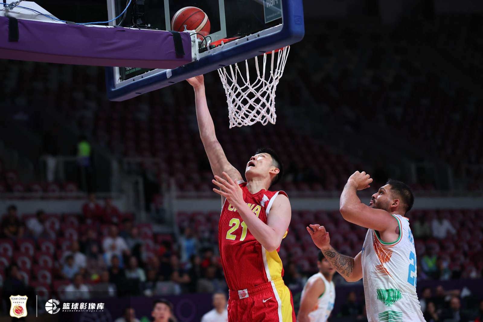 定海神針！胡金秋小組賽三戰場(chǎng)均14.6分8.6板 命中率高達74.1%