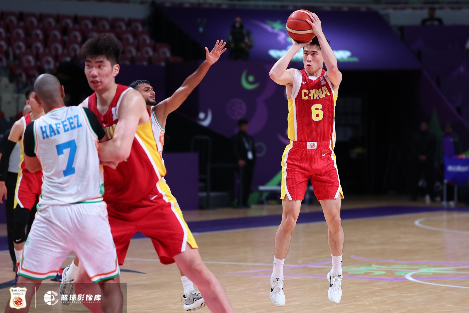 夠自信！程帥澎小組賽場(chǎng)均15.3分 場(chǎng)均3.3記三分 三分命中率50%