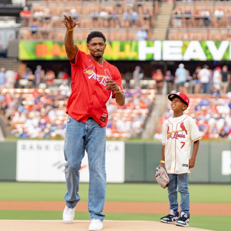 家鄉的驕傲！比爾受邀為老家MLB球隊紅雀隊開(kāi)球！