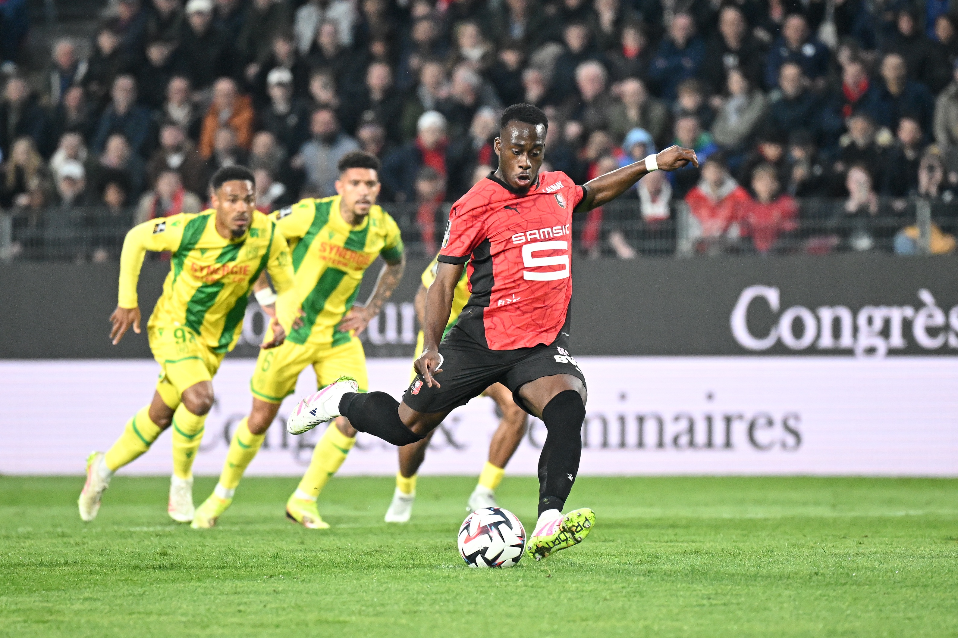 記者：布倫特福德正在與雷恩洽談法國前鋒卡里姆恩多