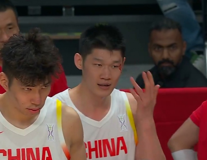 胡金秋：場(chǎng)上流血只是因為破了個(gè)小口子 不會(huì )影響后邊的比賽