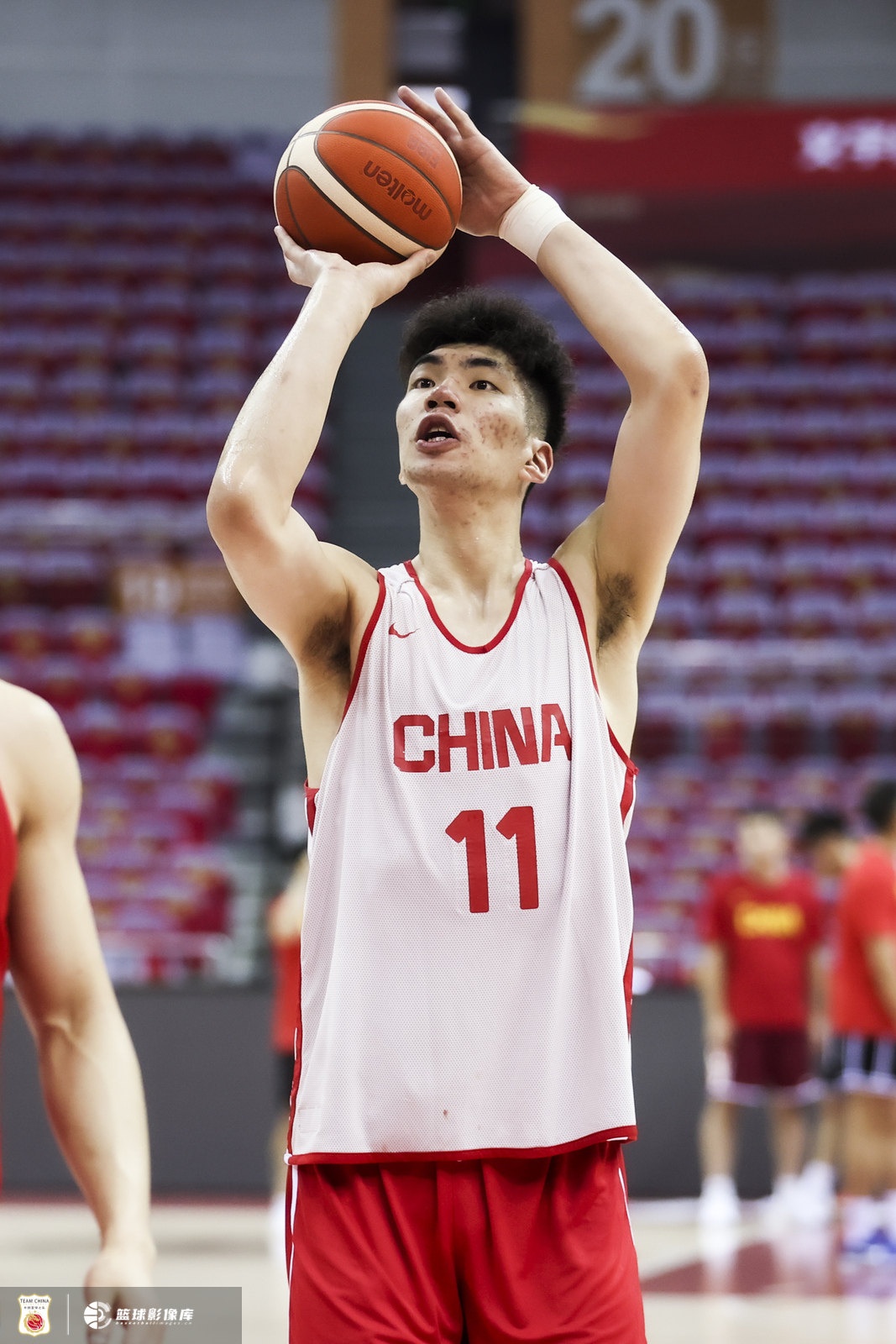 殺傷內線(xiàn)！余嘉豪首節6罰5中 得到5分3籃板