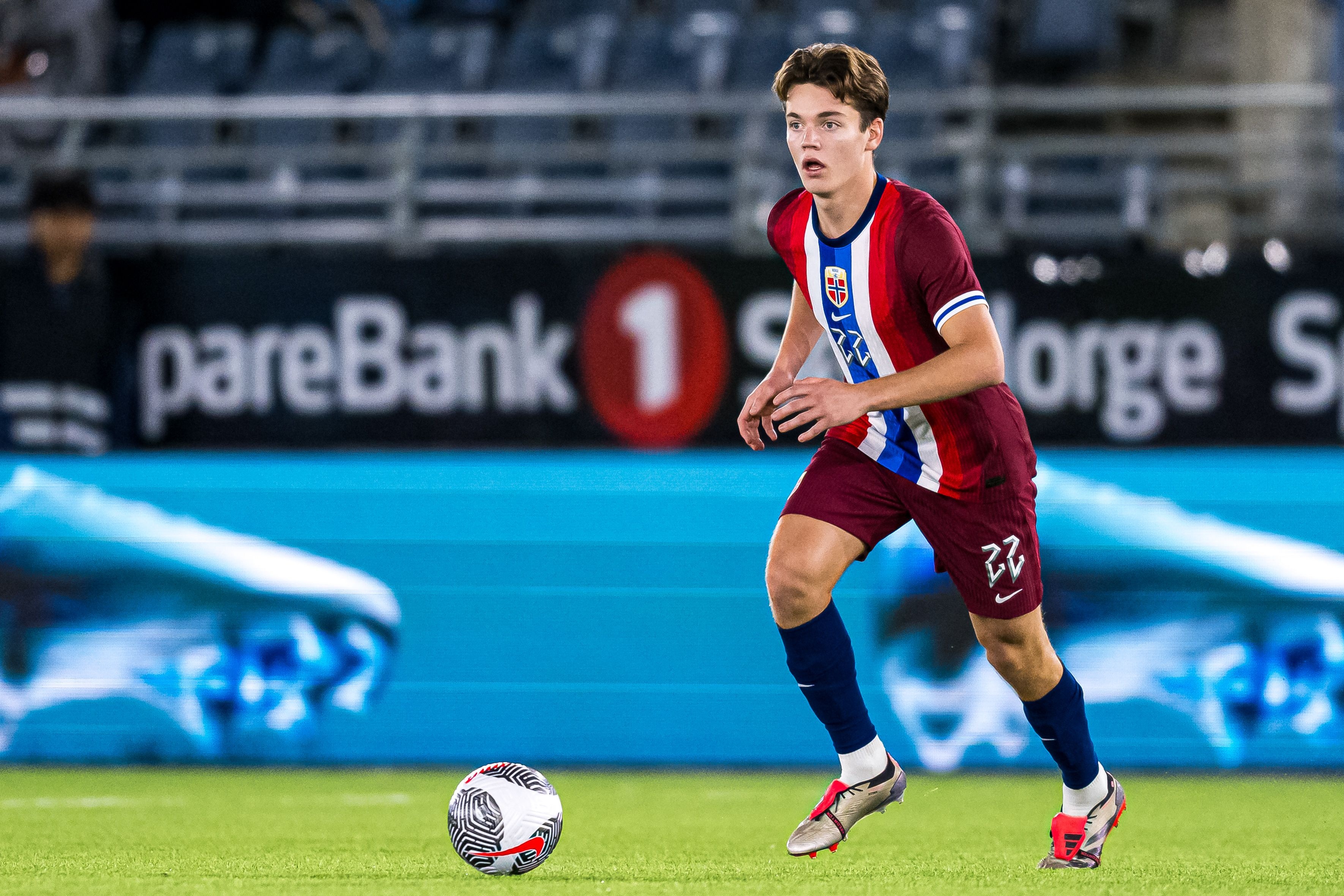 TA：曼城今夏引進(jìn)的中場(chǎng)新星尼潘決定外租米德?tīng)査贡?，租期一? 
                                         class=