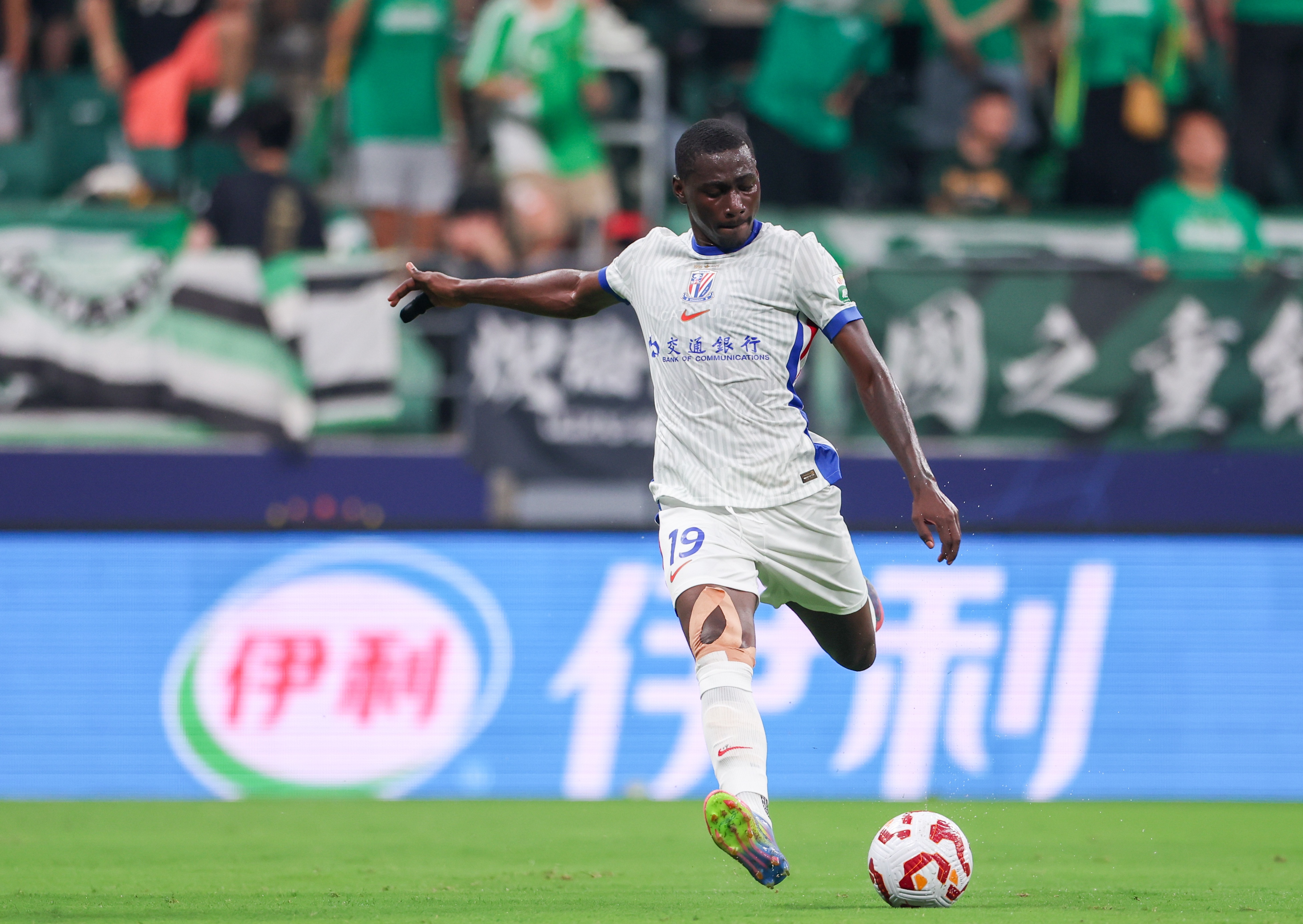 足球報談申花啞火：楊皓宇難替代特謝拉，阿蘇埃和路易斯不來(lái)電