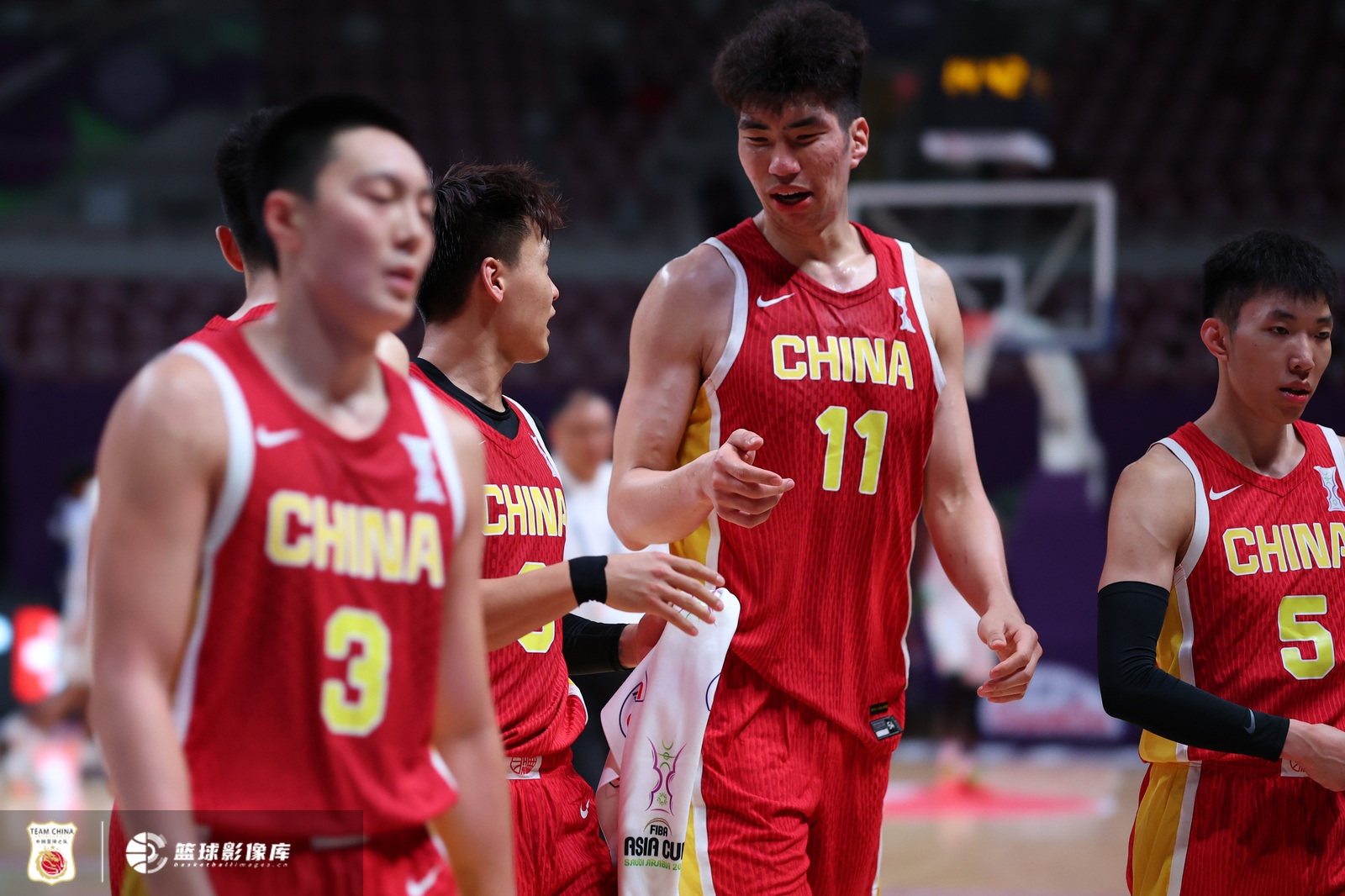 媒體人：指望澳大利亞全場(chǎng)失常不太可能 中國男籃繼續拼籃板&三分