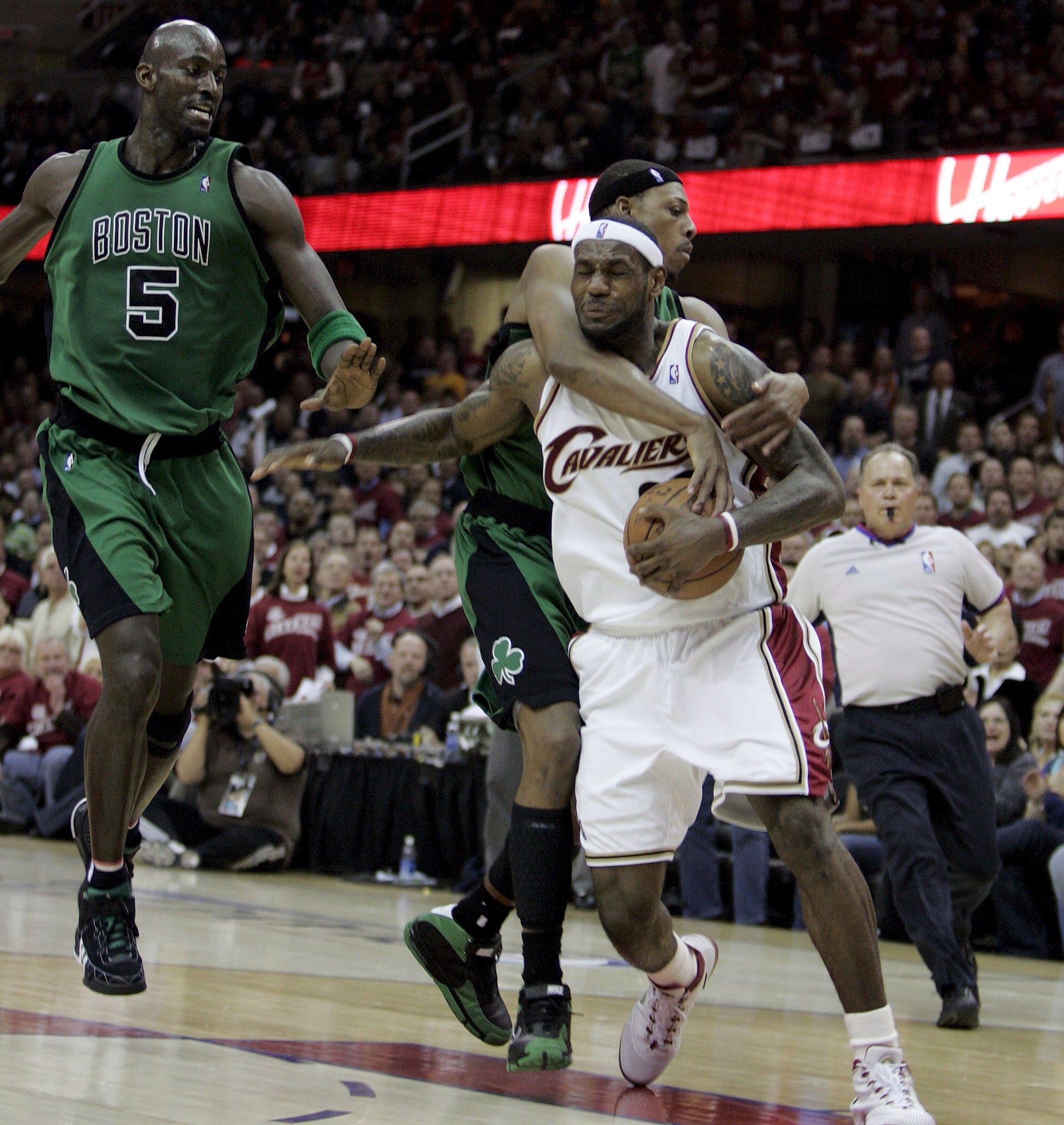 皮爾斯：詹姆斯有著(zhù)大前鋒身材&后衛打法 他身材和大本一樣