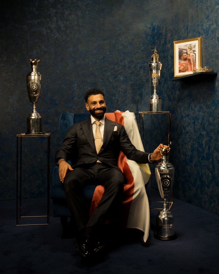 利物浦社媒曬薩拉赫與三座PFA獎杯合照：埃及國王??????