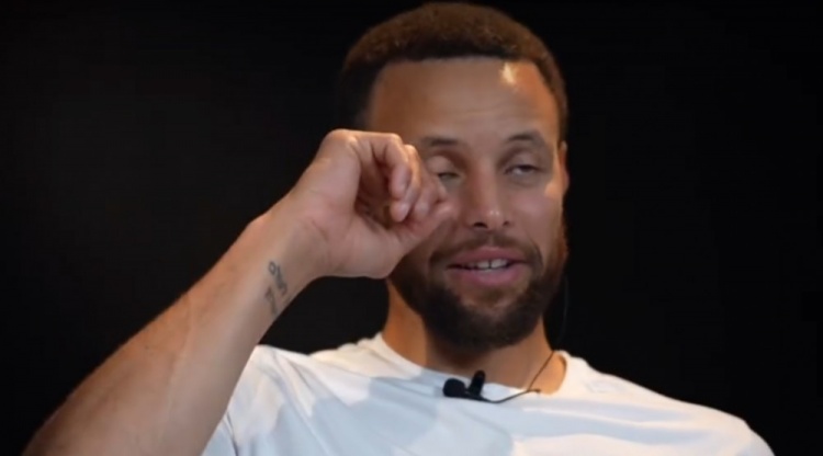 看22年再奪冠眼角抹淚 庫里：雖然我有獎杯 但和家人在一起更重要